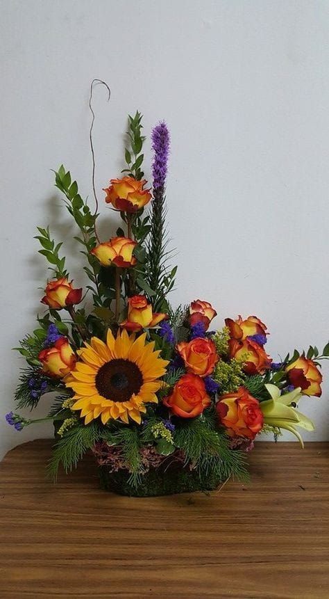 Flowers arrangement ideas Small Garden Wall Ideas, Artificial Plant Arrangements, Tanaman Indoor, Sunflower Arrangements, Artificial Plants Indoor, Artificial Plant Wall, Artificial Garden, Succulent Centerpieces, Church Flower Arrangements