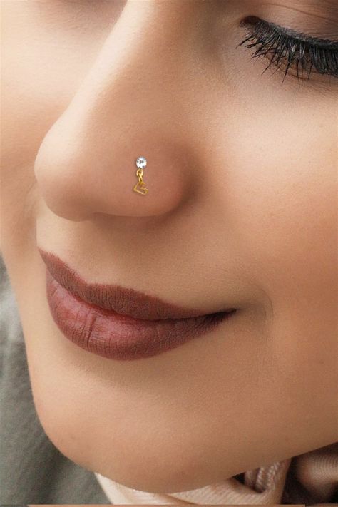 Nosepin Nosepins Indian Gold, Nose Pin Aesthetic, Nosepin Design, Nose Ring Designs, Nostril Ring, Cocktail Dress Classy, Handmade Crafts Gifts, Nose Pins, Cute Love Photos