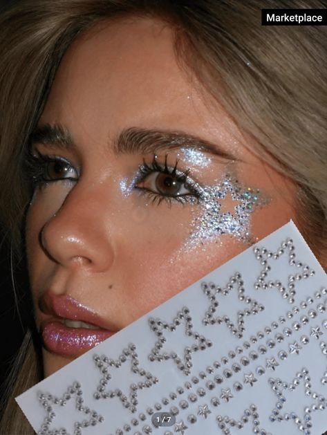 Silver Cheer Makeup, Body Glitter Concert, Glitter Space Makeup, Kpop Glitter Outfit, Space Makeup Aesthetic, Silver Face Glitter, Glittery Halloween Costumes, Mirrorball Halloween Costume, Rave Makeup Ideas Glitter