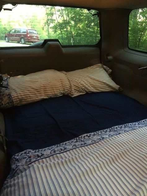 Jeep camping Hatchback Camper, Truck Bed Camping Aesthetic, Jeep Patriot Camping, Sleeping In Jeep Wrangler, Jeep Liberty Camping, Camping Style Clothes, Diy Glamping, Camping Jeep, Jeep Wrangler Bed In Back