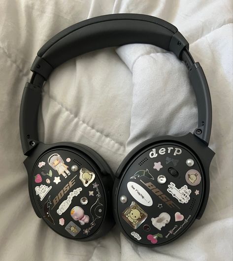 Cute Bose Headphones, Bose Qc 45 Aesthetic, Bose Headphones Stickers, Headphone Sticker Ideas, Bose Headphones Aesthetic Black, Decorated Bose Headphones, Skull Candy Headphones Aesthetic, Bose Qc45 Outfit, Bose Qc45 Aesthetic