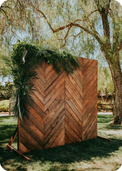 Wooden Photo Wall Wedding, Sustainable Backdrop Ideas, Boho Wall Backdrop, Wedding Backdrop Design Wood, Wood Photo Booth Backdrop, Permanent Backdrop Ideas, Country Wedding Backdrop Ideas, Wood Ceremony Backdrop, Wooden Ceremony Backdrop