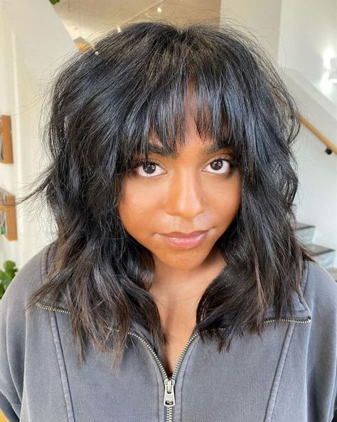 Round Face Wispy Bangs for Round Face and Thick Hair Texture Choppy Layered Haircuts, Medium Black Hair, Short Choppy Haircuts, Bangs For Round Face, Round Face Shape, Fringe Hairstyles, Hair With Bangs, Medium Hair Cuts, Shoulder Length Hair