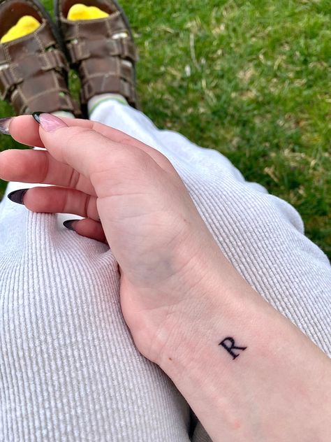 Letter R Tattoo, Tattoos Hand, R Tattoo, Small Hand Tattoos, Art Small, Subtle Tattoos, Letter R, Be Happier, Small Tattoo