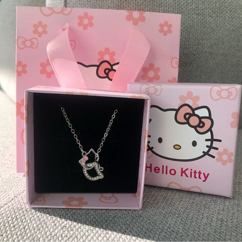 Hello Kitty Heads Interlocking Necklace. Hello Kitty Heads With Kitty Bow And Rhinestones. A Beautiful Minimal Piece. Y2k Style. New In A Box With A Bag. Perfect For Gifting To Others Or Self. Size: One Size #Sanrio #Kawaii #Anime #Hellokitty #Statement #Kittybow #Twee Jewelry Hello Kitty, Hello Kitty Wedding, Sliver Necklace, Hello Kitty Wallpaper Hd, Hello Kitty Y2k, Hello Kitty Photos, Hello Kitty Gifts, Hello Kitty Merchandise, Hello Kitty Bow