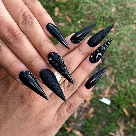 Long Black Nails, Bad Nails, Reflective Nails, Black Stiletto Nails, Sharp Nails, Gothic Nails, Nails Now, Pretty Nail Designs, Bling Nails