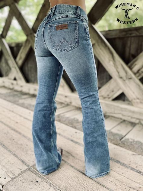 𝗦𝗔𝗟𝗘 𝗕𝗔𝗥𝗡 Boot Cut Jeans Western, Showing Outfits, Modesty Journey, Punchy Style, Wrangler Butts, Western Blazer, Cute Western Outfits, Country Jeans, Casual Country Outfits