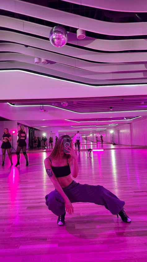 Dance Choreography Photo, Dancing Class Aesthetic, Dance Heels Dancers, Dance Heels Outfit, Heels Dance Class Aesthetic, Dancers Aesthetics, High Heels Dance Aesthetic, Dance Class Outfit Hip Hop, Heels Dance Aesthetic