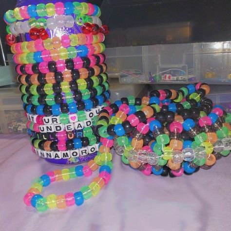 Scenecore Kandi, Kandi Aesthetic, Scene Kandi, Pulseras Kandi, Kandi Cuff Patterns, 2000s Scene, Diy Kandi Bracelets, Diy Kandi, Scene Core