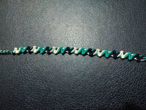 (( Beginner Tutorial )) Zig Zag Scramble Bracelet - friendship-bracelets.net Zig Zag Scramble Bracelet, Zigzag Friendship Bracelets, Zig Zag Friendship Bracelet, Ankle Bracelets Diy, Bracelet Craft, Bracelet Craft Diy, Diy Bracelet Designs, Bracelet Friendship, Wrist Band