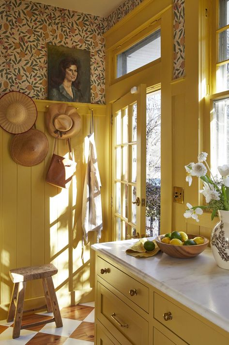 British Kitchen, Craftsman Kitchen, English Country Style, Painted Walls, Ideas Hogar, Yellow Kitchen, Hus Inspiration, Yellow Walls, Tiny Kitchen