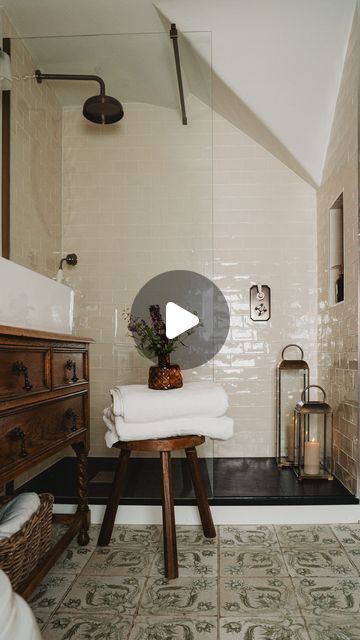 Airbnb Bathroom, Cottage Showers, Modern Vintage Bathroom, Big Shower, Bathroom Vintage, Cottage Bathroom, Dome House, Old Cottage, Bathroom Shop