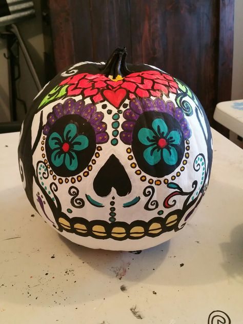 Catrina Pumpkin Painting, Sugar Skull Pumpkin Painting, Pumpkin Designs Painted, Labu Halloween, Sugar Skull Pumpkin, Pumpkin Paintings, Sugar Skull Painting, Pumpkin Decorating Diy, Halloween Pumpkin Crafts