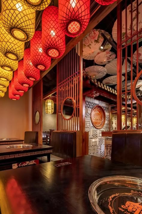 Chinese Hotpot Restaurant, Aesthetic Japanese Restaurant, Hotpot Restaurant Design, Chinese Restaurant Aesthetic, Asian Restaurant Interior Design, Modern Asian Restaurant, Chinese Cafe Design, Chinese Restaurant Interior Design, Asian Restaurant Design