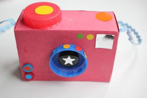 How to Make a Toy Camera | Hobbycraft Camera Crafts, Cardboard Crafts Kids, Afternoon Crafts, Matchbox Crafts, 3d Camera, Cardboard Box Crafts, Diy Bebe, Paper Toy, Toy Camera