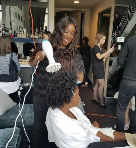 4 Black Hairstylists You Should Know Right Now Successful Black Hairstylist Aesthetic, Black Hair Stylist Aesthetic, Black Hairstylist Aesthetic, Hairstylist Goals, Cosmetologist Aesthetic, Black Hairstylist, Future Cosmetologist, Hairstylist Aesthetic, Dresser Aesthetic