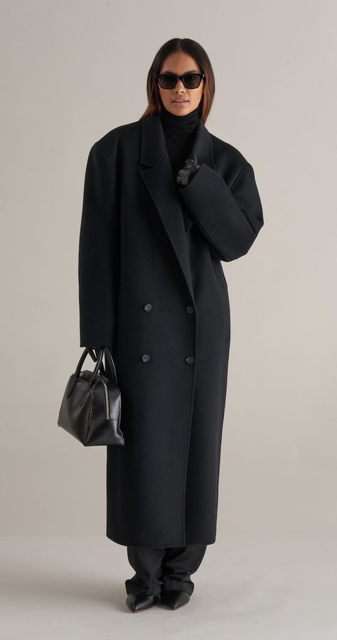 Classic Winter Looks For Women, Oversized Black Coat Street Style, Black Coat Dress Outfit, Long Black Wool Coat Outfit Winter, Black Tailored Coat Outfit, Long Black Raincoat Outfit, Oversized Long Coat Outfit, Black Coat Styling, Oversized Black Wool Coat