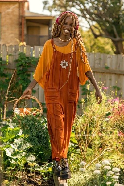 Boho Outfits Midsize, Warm Autumn Outfits For Summer, Lookbook Outfits Autumn, Solarpunk Outfit, Solarpunk Character, Boho Outfits Black Women, Hippy Outfits, Earthy Outfits, Estilo Hippie