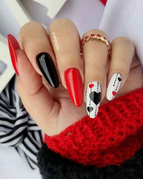 Red And Black Nails Valentines, Queen Of Hearts Inspired Nails, Queen Of Hearts Nails Acrylic, Queen Of Hearts Nails Designs Alice In Wonderland, Queen Of Hearts Nail Art, New Years Nails Acrylic Glitter, Red And Black Valentines Day Nails, Gambling Nails, New Year Nails Design 2023