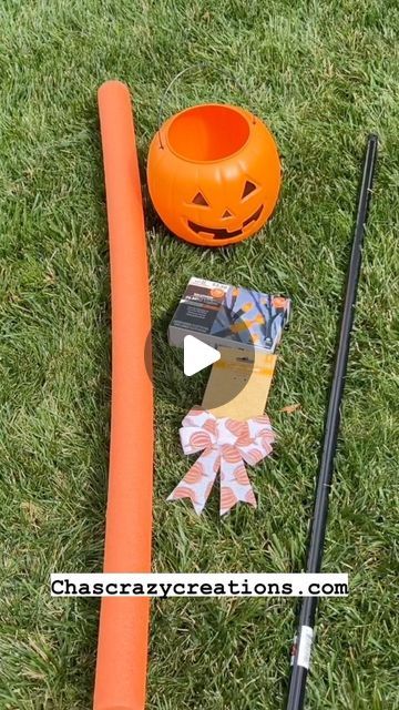 Diy Pumpkin Lanterns, Halloween Crafts Outdoor, Halloween Lawn Decorations Diy, Halloween Porch Decorations Ideas, Diy Kids Halloween Decorations, Pool Noodles Halloween Ideas, Diy Outdoor Pumpkins, Elegant Halloween Decor Diy, Do It Yourself Halloween Decorations