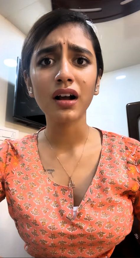 Priya Prakash Varrier Hot, Priya Varrier, Priya Prakash Varrier, Priya Prakash, Actress Without Makeup, Beautiful Dresses Short, Meow Meow, Actress Pics, Beautiful Smile Women