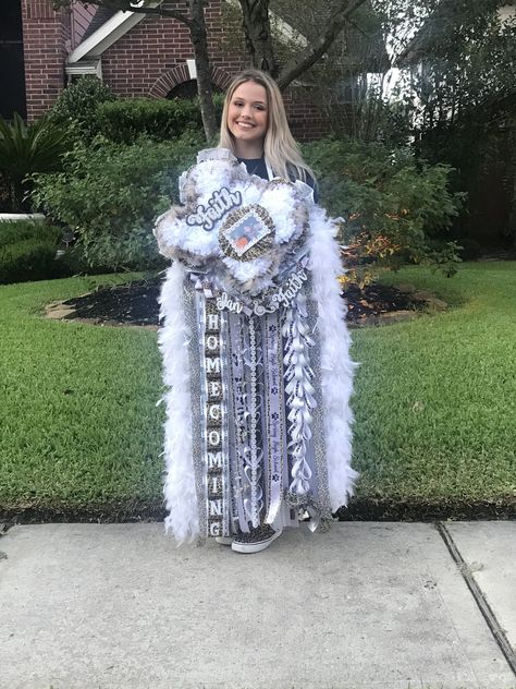 Texas shapes mum with Cheetah Duck Tape Mums Homecoming Diy, Senior Crown Ideas, Texas Mums, Senior Year Things, Homecoming Mums Senior, School Spirit Week, Texas Homecoming Mums, White Mums, Spirit Week Outfits