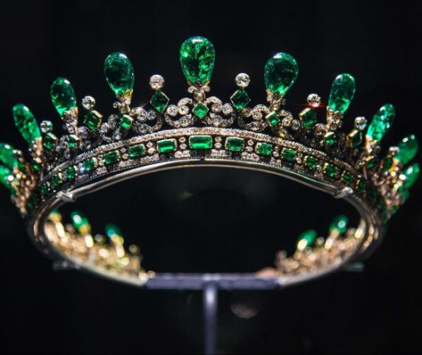 Vintage Hollywood Classics Fife Tiara, Emerald Brooch, Royal Crown Jewels, Royal Palaces, Royal Crowns, Royal Tiaras, Beautiful Tiaras, Diamond Tiara, Kensington Palace