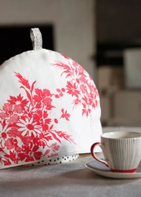 Tea cosy by Lisa Stickley Diy Tea Cosy, Syprosjekter For Nybegynnere, Tea Cosy Pattern, Tea Cozy Pattern, Teapot Cozy, Crochet Geek, Tea Diy, Beginner Sewing Projects Easy, Tea Cosy