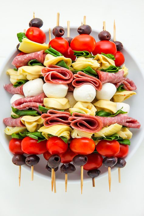 Easy Picnic Food, Summer Picnic Food, Best Holiday Appetizers, Christmas Appetizers Easy, Antipasto Skewers, Skewer Appetizers, Holiday Appetizers Recipes, Salad Pasta, Summer Corn Salad