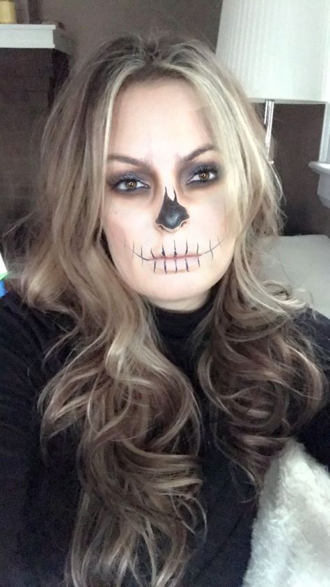 Skeleton Face Painting Easy, Skeleton Halloween Face Paint, Skelton Pretty Makeup, Simple Halloween Skeleton Makeup, Painted Skeleton Face, Skeleton Makeup Diy Simple, Skeleton Face Makeup Halloween, Womens Skeleton Costume Ideas, Fun Skeleton Makeup