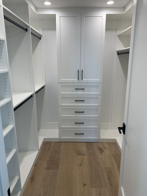 Organizer Closet Ideas, Shoe Organizer Closet, Closet Shoe Organizer, Small Master Closet, Closet Wallpaper, Diy Walk In Closet, Master Closet Design, House Closet, Ideas Closet