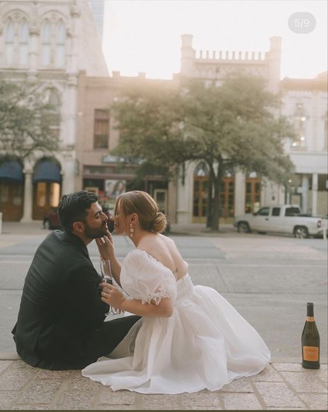 Urban Engagement Photos, Courthouse Wedding Photos, City Wedding Photos, Engagement Picture Outfits, Couple Engagement Pictures, City Engagement Photos, Engagement Pictures Poses, Anniversary Photoshoot, Wedding Court