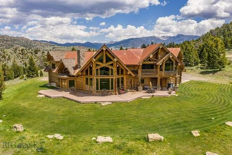 Dream House: Montana Log Cabin Ranch (13 Photos) - Suburban Men Log Ranch House, Montana Log Cabin, Dream Ranch, Montana House, Riding Arena, Riding Arenas, Modern Farmhouse Home Decor, Yellowstone Park, Log House