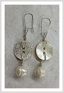 Jewelry Accessories - Buy while it is still available - So take action right now! Click to visit! Kalung Manik-manik, Button Ornaments, Vintage Jewelry Ideas, Seashell Earrings, Vintage Jewelry Crafts, Wire Jewelry Designs, Diy Buttons, Repurposed Jewelry, Earrings Simple