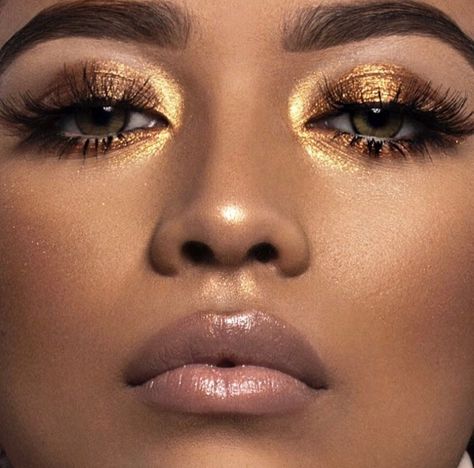 Eye Makeup Black And Gold, Black And Gold Eye Makeup, Gold Goddess Makeup, Greek Goddess Makeup, Greek Makeup, Gold Shimmer Eyeshadow, Gold Eye Makeup Looks, Gala Makeup, Sparkle Eye Makeup