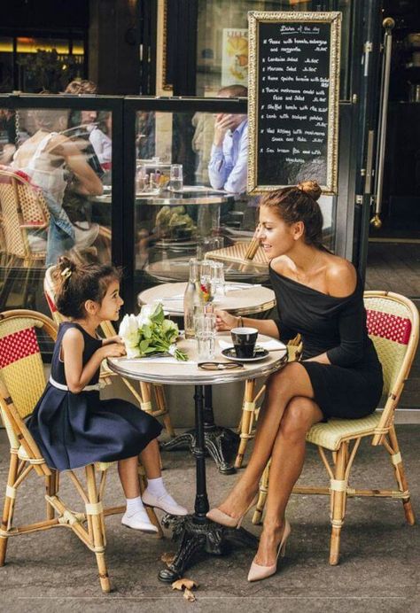 Like mother like daughter Mother Daughter Dates, Career Girl Daily, Chique Outfit, Parisian Women, Career Girl, 여름 스타일, Mommy Daughter, Future Mom, Question Of The Day