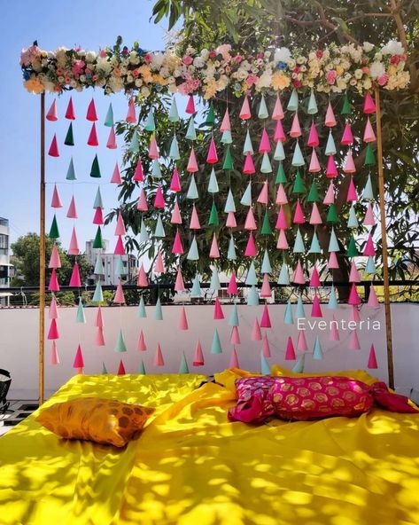 Mehndi Decoration Ideas At Home, Indian Outdoor Wedding Decor, Mehndi Decoration Ideas, Haldi Decoration Ideas, Haldi Ceremony Decorations, Mehendi Decor Ideas, Glamorous Wedding Decorations, Wedding Decoration Ideas, Simple Wedding Decorations