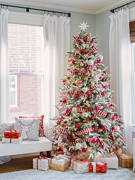 How to Decorate a Christmas Tree in 3 Easy Steps Christmas Tree Pictures, Christmas Tree Decorating Themes, Classic Christmas Tree, Creative Christmas Trees, Holiday Images, Christmas Tree Inspiration, Flocked Christmas Trees, Tree Decorating, White Christmas Decor