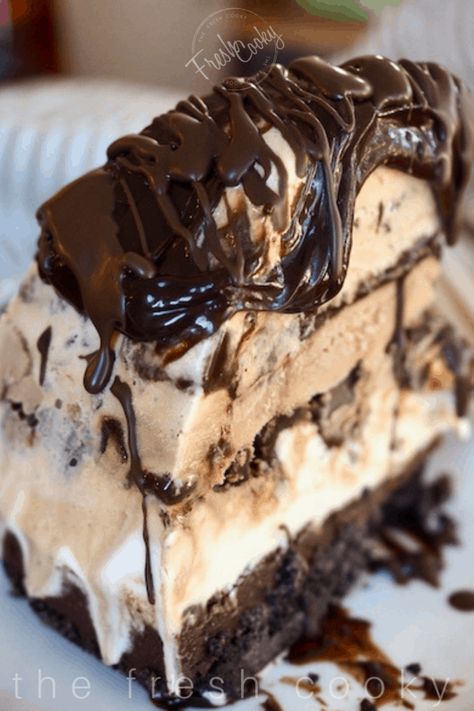 Ice Cream Terrine Dessert Recipes, No Bake Ice Cream Desserts, Ice Cream Mud Pie Recipe, Christmas Ice Cream Pie, Ice Cream Cakes Homemade, Frozen Mud Pie, Gluten Free Ice Cream Cake, Ice Cream Dessert Recipes, Mud Pie Recipe