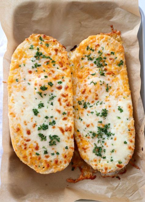 The Cheesiest Garlic Bread Cheesy Garlic Bread, Läcker Mat, Think Food, Julia Child, Food Goals, Food Obsession, Cafe Food, Garlic Bread, Ciabatta