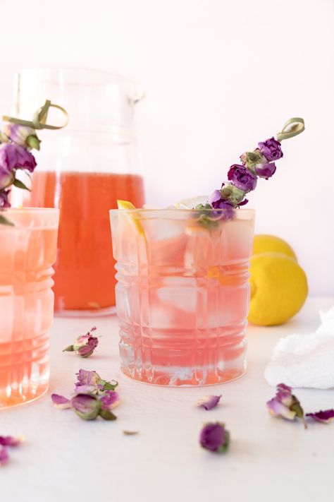 Rose Drink, How To Make Mead, Choc Chip Muffins, Vegan Recepies, Rose Lemonade, Popular Drinks, Pink Foods, Yummy Smoothies, How To Squeeze Lemons