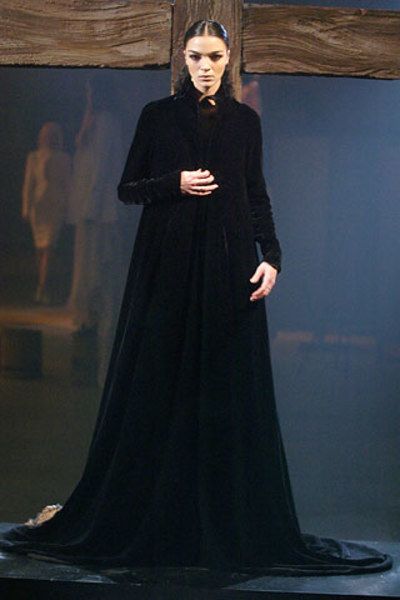 The complete Riccardo Tisci Fall 2005 Ready-to-Wear fashion show now on Vogue Runway. Tight Pencil Skirt, Ricardo Tisci, Mother Photos, Riccardo Tisci, Long Black Hair, Couture Collection, Nun Dress, Givenchy, Fashion Show