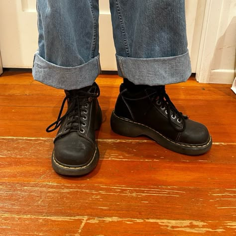 Super Cute Vintage Lace Up Doc Martens. Well Taken Care Of And Have A Brand New Pair Of Black Laces. 90s Grunge Shoes, Chunky Boots Fall, Lace Up Doc Martens, Mens Doc Martens, Dr Martens Aesthetic, Docs Shoes, Platform Black Boots, Doc Martens Aesthetic, Ashlyn Banner