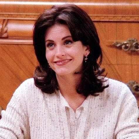 Courteney Cox as Monica Geller in Friends (1994 - 2004) Monica Geller Hairstyles, Monica Hairstyles, Monica Friends, Monica Gellar, Friends Season, Monica Geller, Friends Moments, Athletic Hairstyles, Peinados Faciles