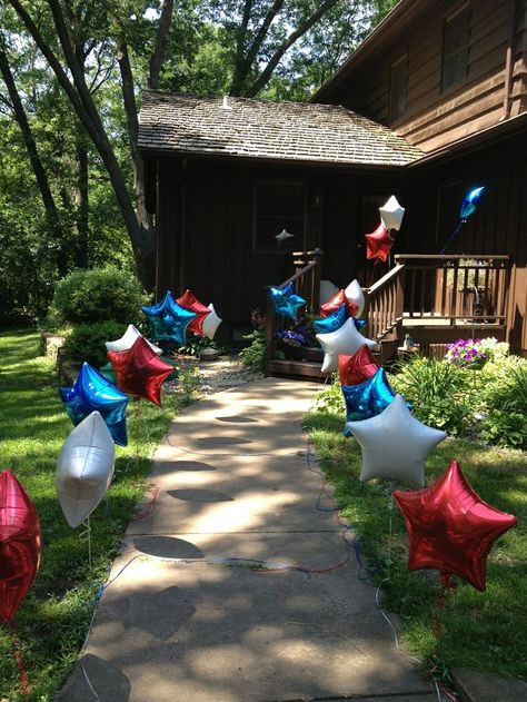 Deployment homecoming or boot camp return. Line walkway with balloons held down with golf tees. Golf Retirement Party, Military Send Off Party Ideas, Deployment Party, Military Welcome Home, Welcome Home Soldier, Retirement Party Ideas, Military Retirement Parties, Deployment Homecoming, Military Wife Life