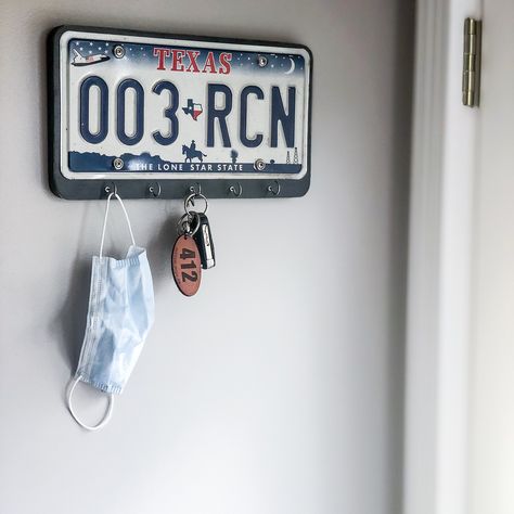 License Plate Decor, License Plate Wall, License Plate Crafts, Old License Plates, Wood Lamp Design, Car Part Furniture, Garage Office, Record Clock, Plate Wall