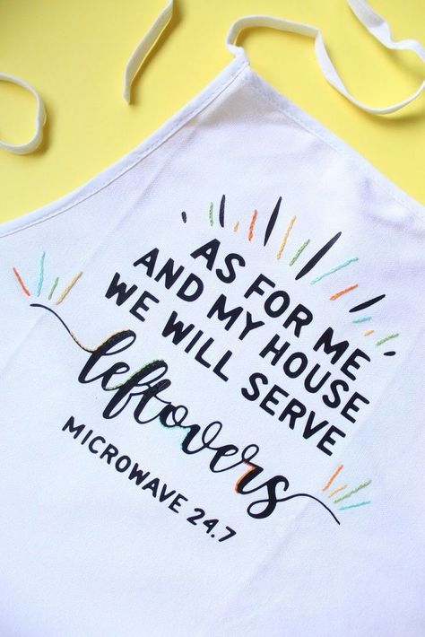 Rainbow Baking, Distressed Tshirt Diy, Diy Vinyl Projects, Cricut Htv, Apron Ideas, Diy Calligraphy, Diy Apron, Pretty Life, Fancy Letters