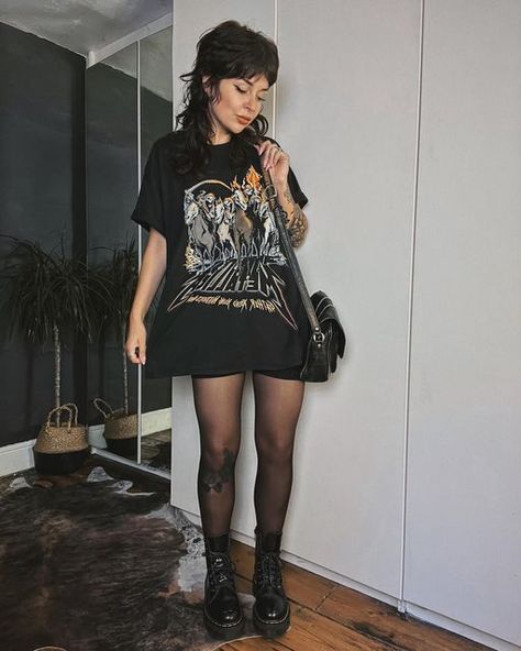 Simple Rock Outfit, Band Shirt Outfits Fall, Band Tshirt Dress Outfit, Tights And Tshirt Outfits, Metallica Tshirt Outfits, Vintage Rocker Style, Punk Rock Show Outfit, Metal Gig Outfit, Metalica Concert Outfits