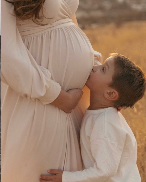 I recently had the pleasure of shooting a session with Este and Johan, who are about to become a family of five. ☀️Este is the picture of elegance. Every time I looked at her, I couldn’t help but think how she’s going to absolutely ROCK being a mom to three boys and I’m beyond excited for them! 🙌🏻 Maternity shoot | family session | namibia photographer | namibia | maternity Namibia Maternity Photography Poses With Toddler, Maternity Session With Kids, Maternity Poses Single Outdoor, Maternity Photo Shoot Ideas With Toddler, Maternity Photography Mom, Maternity Session With Toddler, Maternity Shoot Family, Maternity Session Poses, Maternity Photos With Toddler