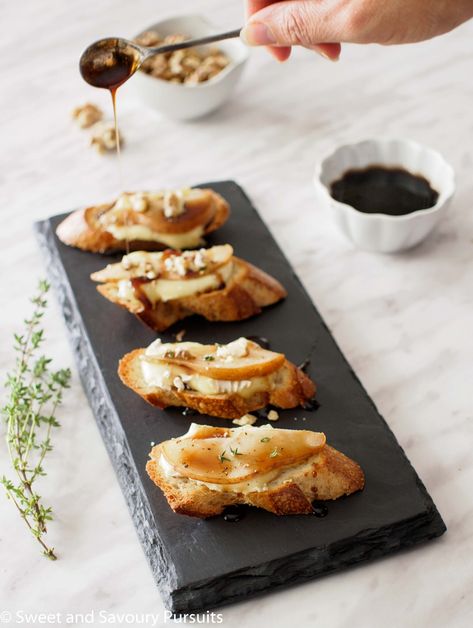 Pear And Brie, Healthy Holiday Appetizers, Brie Crostini, Crostini Appetizers, Healthy Thanksgiving Recipes, Fall Appetizers, Elegant Appetizers, Healthy Thanksgiving, Toasted Walnuts